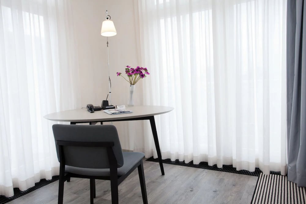 Double Room, Partial Sea View, Corner
