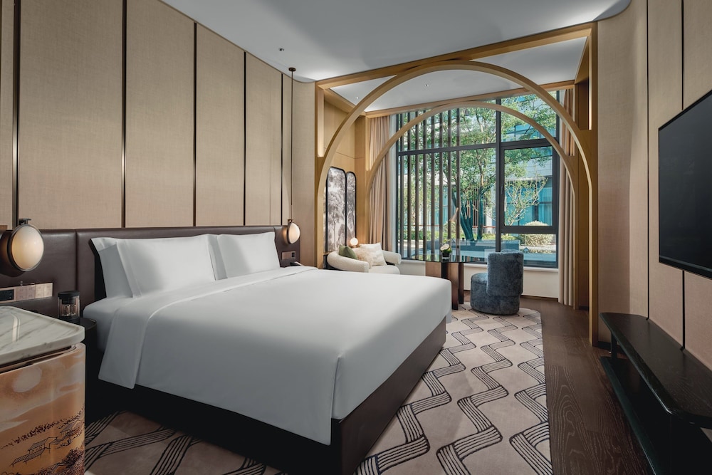 Standard Room, 1 King Bed, Garden View photo 1