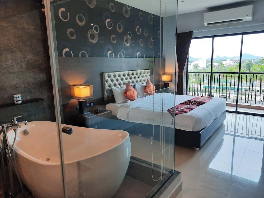 Honeymoon Studio Suite, City View photo 1
