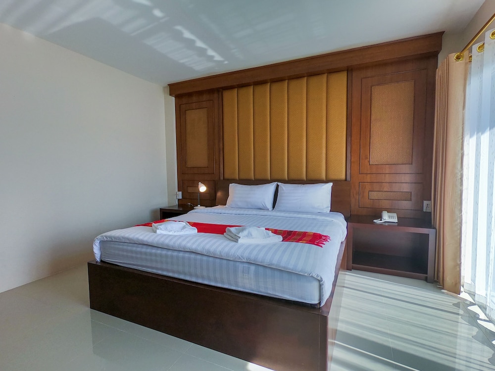 Basic Room, 1 King Bed, Non Smoking, Lanai - Photo 1