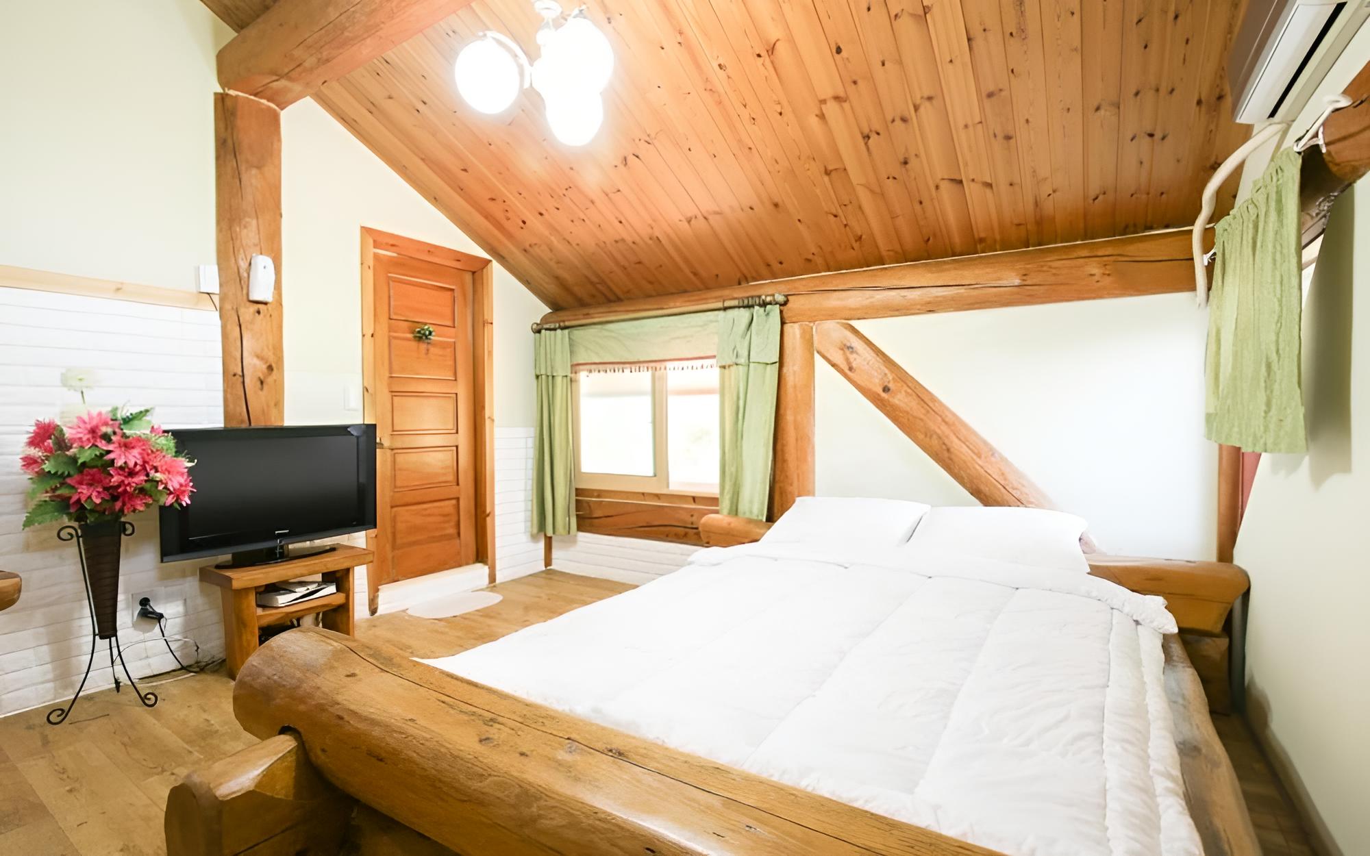 Room (Pretty) - Photo 4