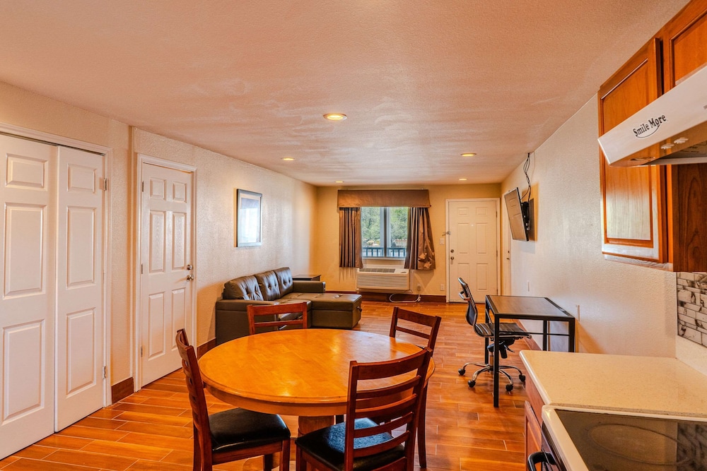 Suite, Multiple Beds, Non Smoking photo 3