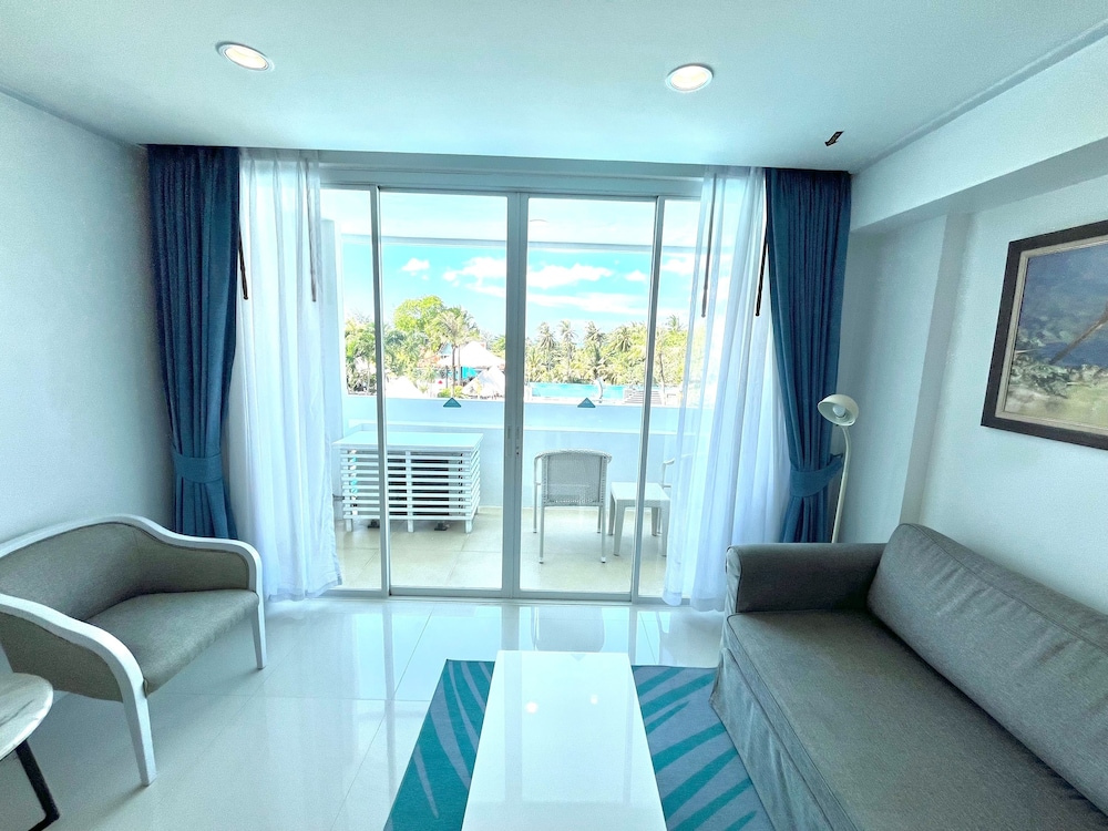 Deluxe Pool View - Photo 4