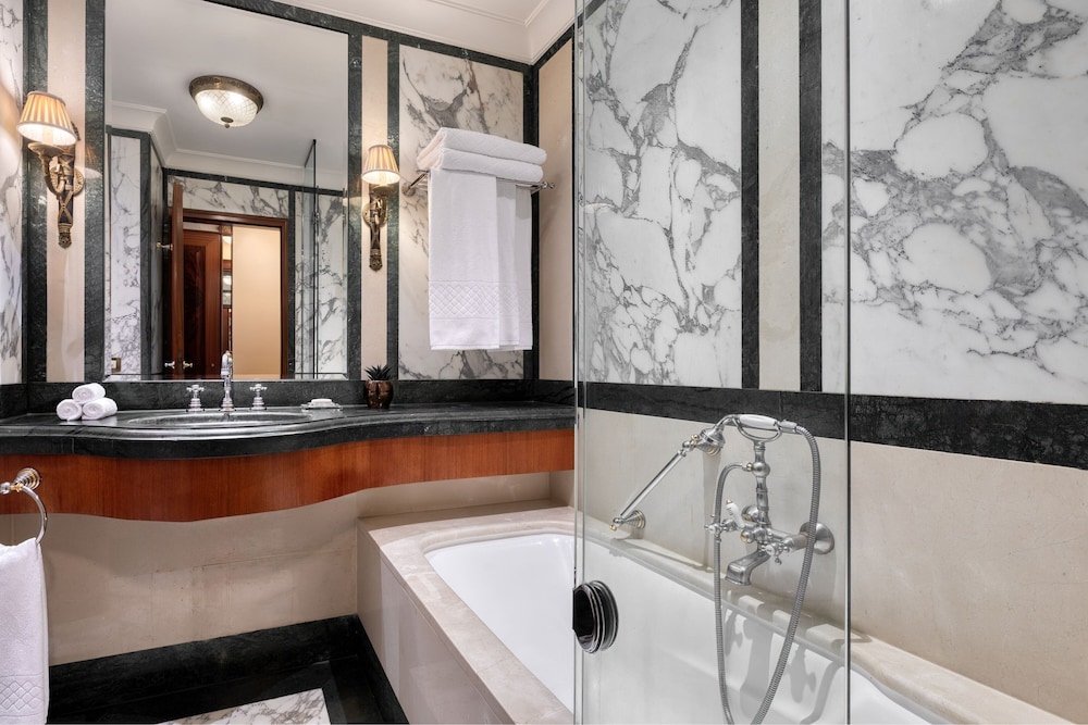Executive Suite, 1 Bedroom, Balcony thumbnail 5