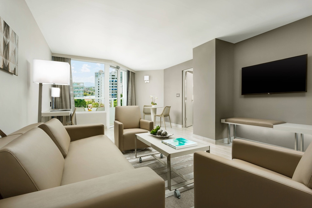 Suite, 1 Bedroom, Balcony - Photo 1