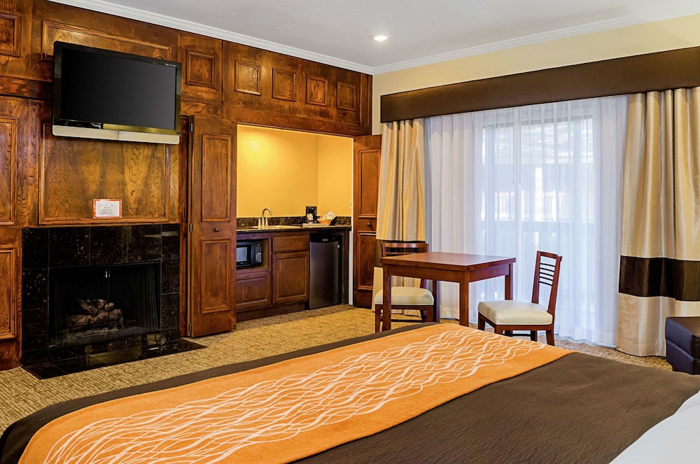 Suite, 1 King Bed, Non Smoking - Photo 3