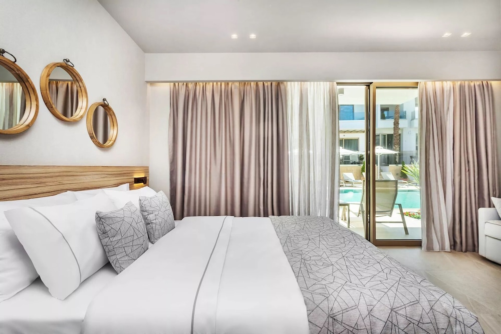 Premium Studio, Pool View photo 3