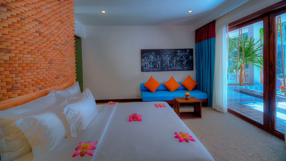Premier Double Room, 1 King Bed, Pool Access photo 3
