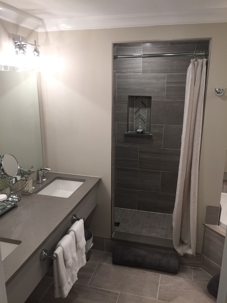 Premium Suite, 1 King Bed, Non Smoking photo 2
