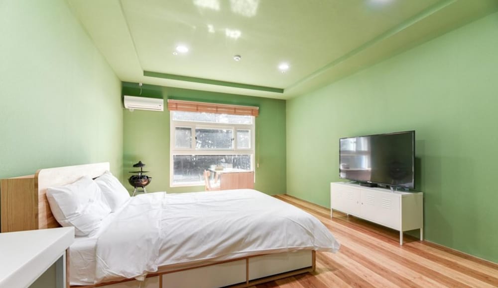Room (Studio 207)