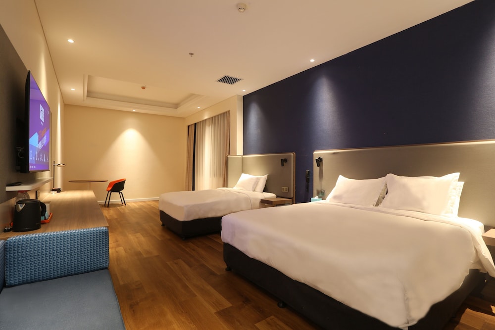 Standard Room, Multiple Beds (Extra Floor Space) - Photo 1