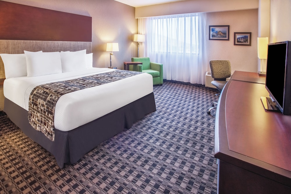 Standard Room, 1 King Bed, Non Smoking - Photo 6