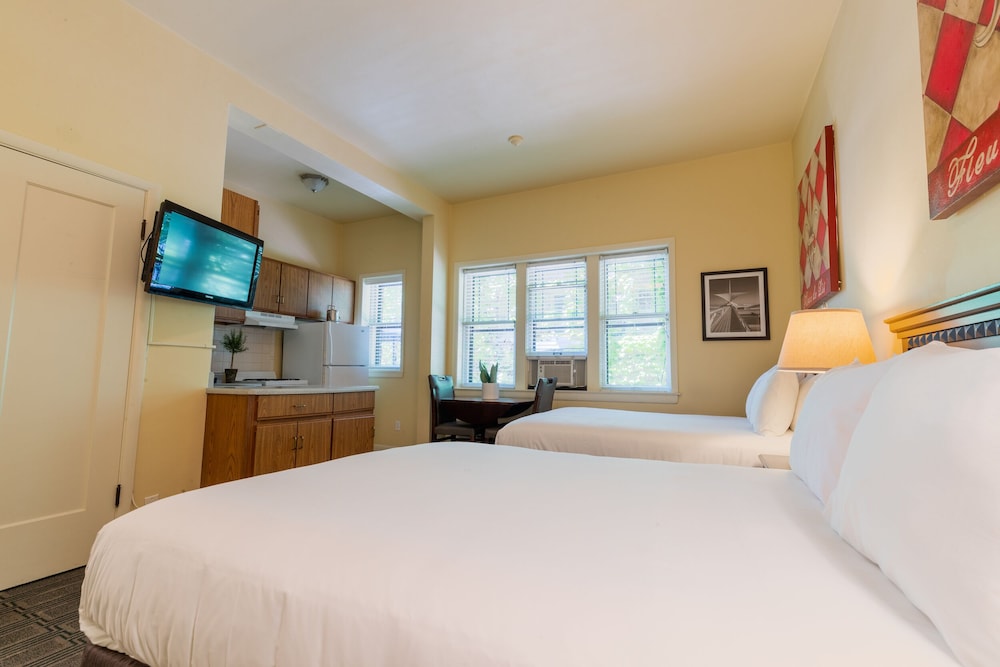 Classic Room, 2 Queen Beds photo 1