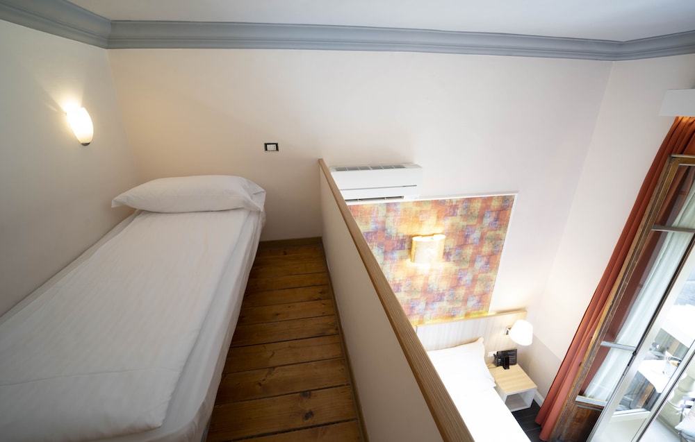 Triple Room, Balcony, City View photo 3