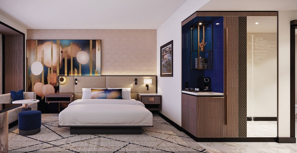 Deluxe Room, 1 King Bed, Roll-in Shower