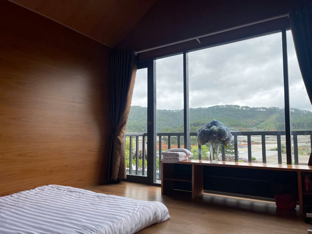 Deluxe Double Room, Balcony, Hill View photo 2