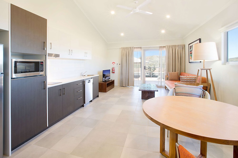 Deluxe Apartment, 1 King Bed, Non Smoking, Kitchen photo 3