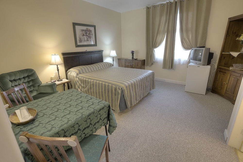 Standard Room, 1 Queen Bed photo 3