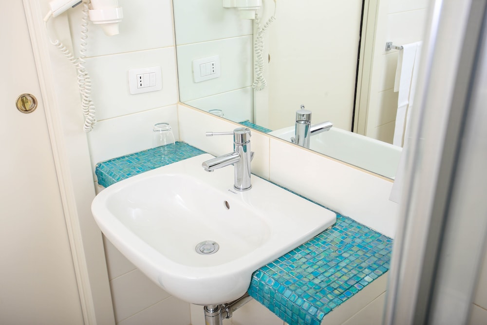 Double or Twin Room, Park View - Photo 8