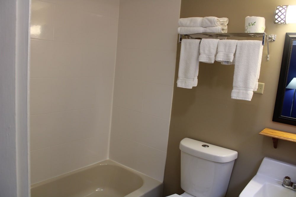 Room, 1 Queen Bed, Non Smoking, Refrigerator & Microwave - Photo 4