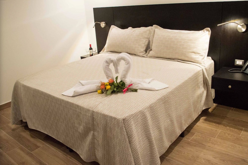 Premium Room, 1 King Bed, Non Smoking photo 2