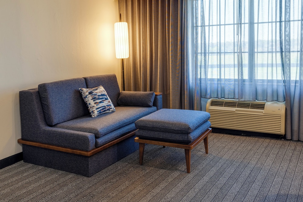 Suite, 1 Bedroom - Photo 2