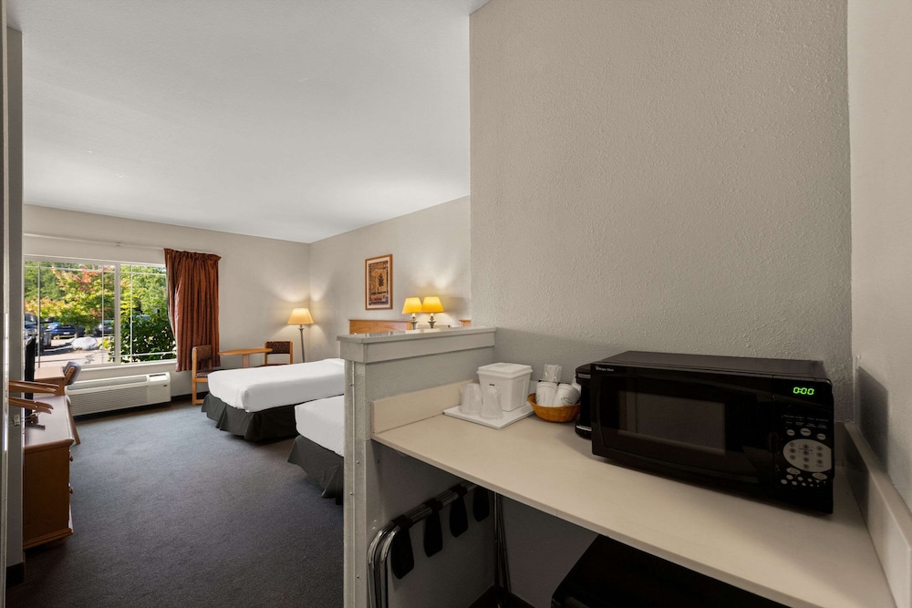 Room, 2 Queen Beds, Accessible, Non Smoking - Photo 1