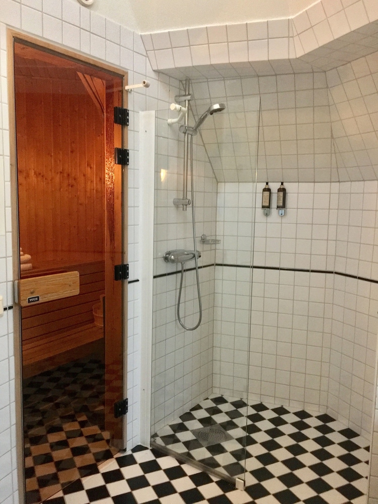 Suite, 1 Queen Bed, Non Smoking, Balcony (Living Room) - Photo 11