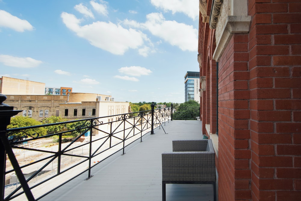 Superior Suite, 1 King Bed, Terrace, City View (Luxury Suite), photo 6