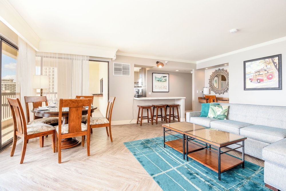 Aston Waikiki Beach Tower: Deluxe Condo, Lanai, Ocean View photo