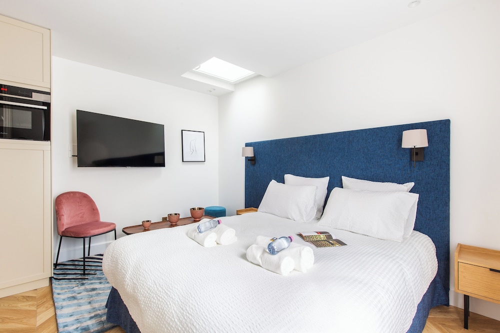 Classic Studio, 1 Queen Bed with Sofa bed, Non Smoking, Courtyard View