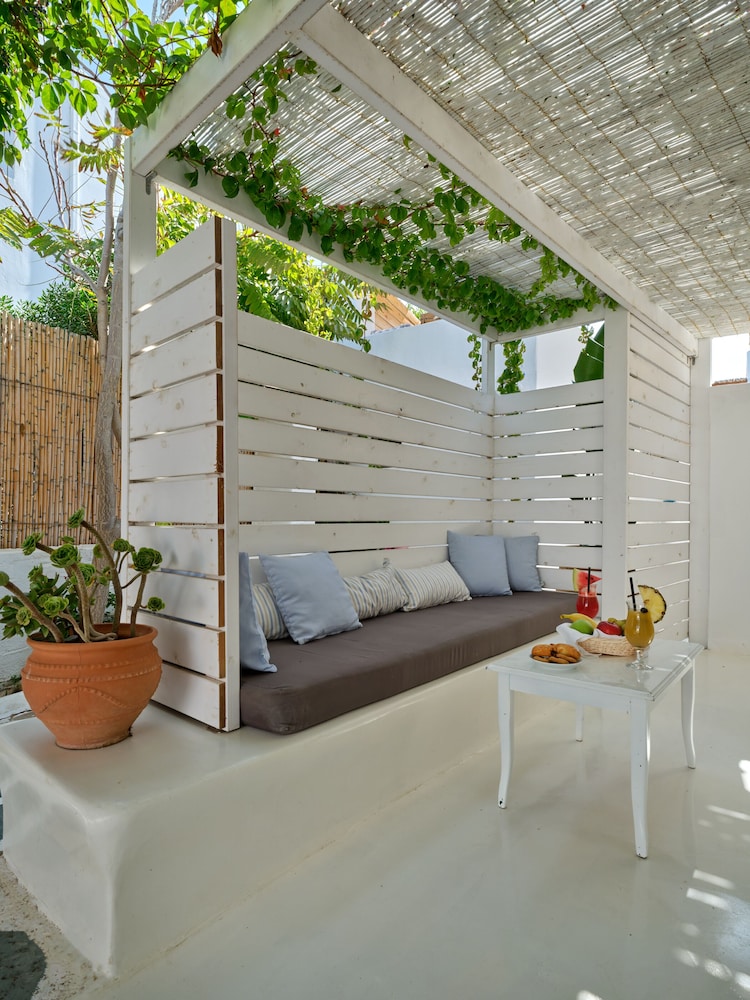 Premium Quadruple Room, Courtyard View - Photo 2