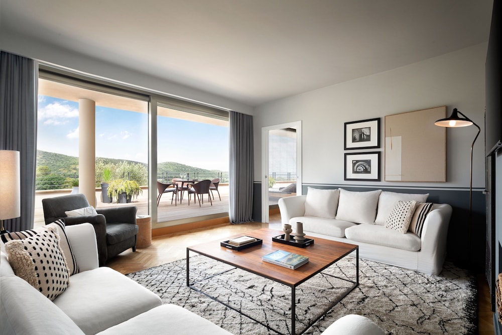 Deluxe Suite, 1 Bedroom, Golf View thumbnail 5