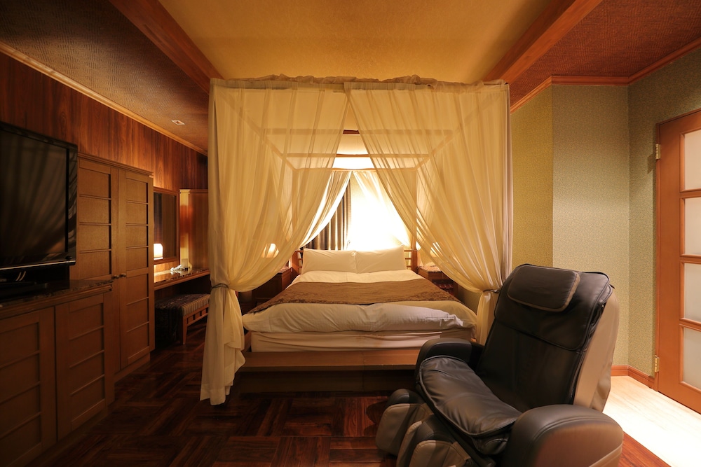 Standard Room, 1 King Bed (Couples Hotel) photo 1