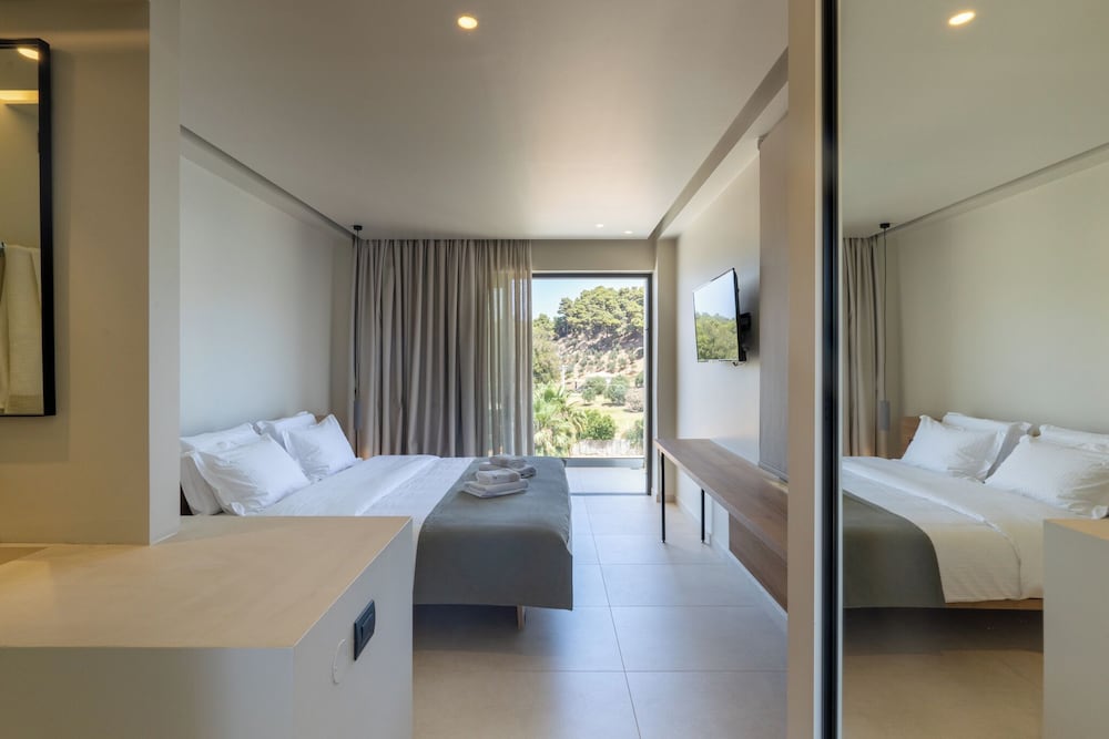 Deluxe Double Room, 1 King Bed, Bay View, Beachfront photo 1