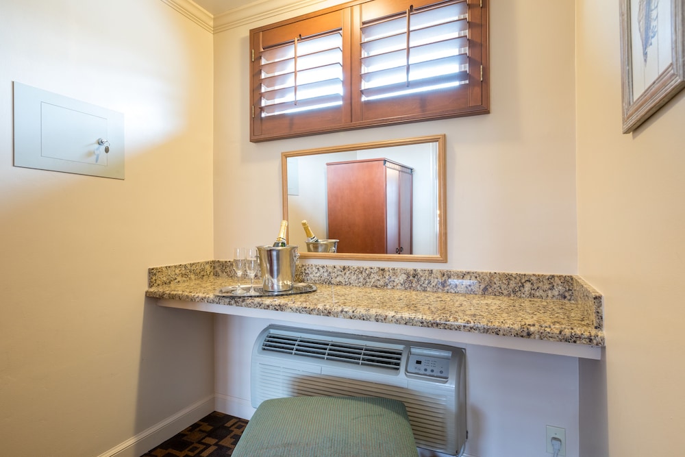 Standard Room, 2 Queen Beds - Photo 2