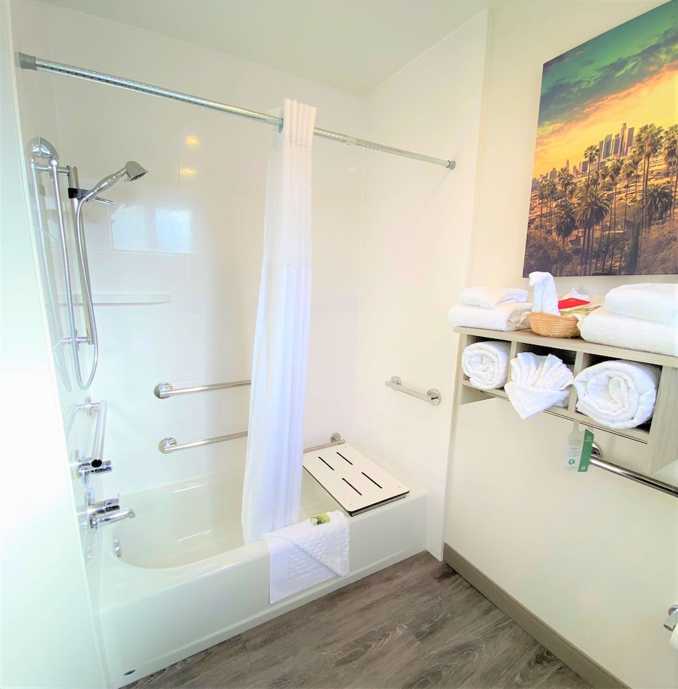 Standard Room, 1 Queen Bed, Accessible, Bathtub thumbnail 5