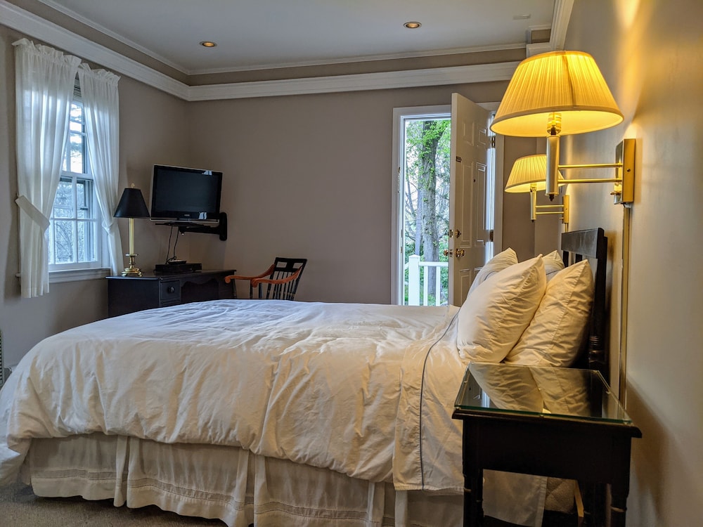 Traditional Room, 1 Queen Bed, Non Smoking, Ground Floor