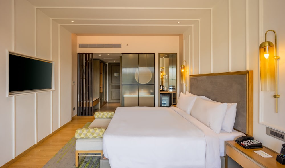 Standard Room, 1 King Bed, Balcony (Sunrise View) - Photo 10