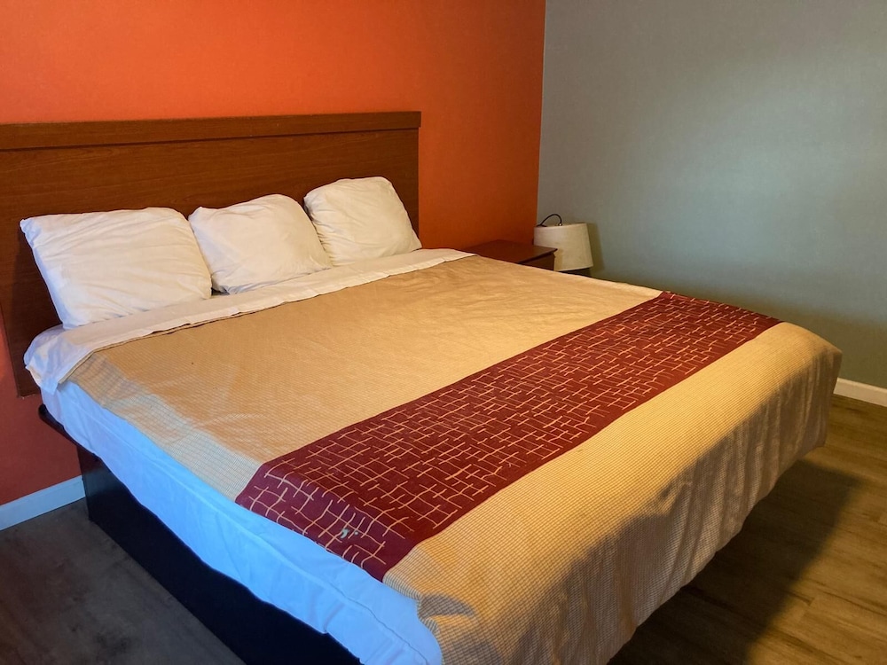 Room, 1 King Bed, Smoking