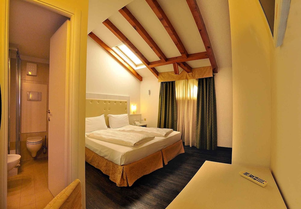 Classic Double or Twin Room photo 2