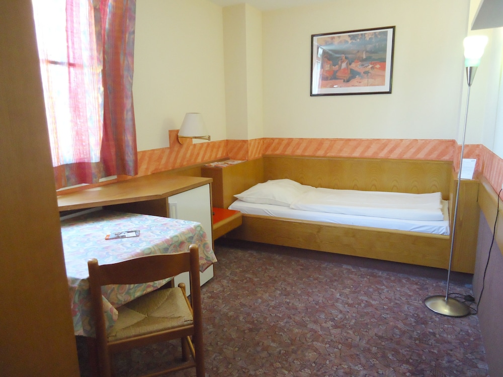 Basic Single Room, City View photo 1