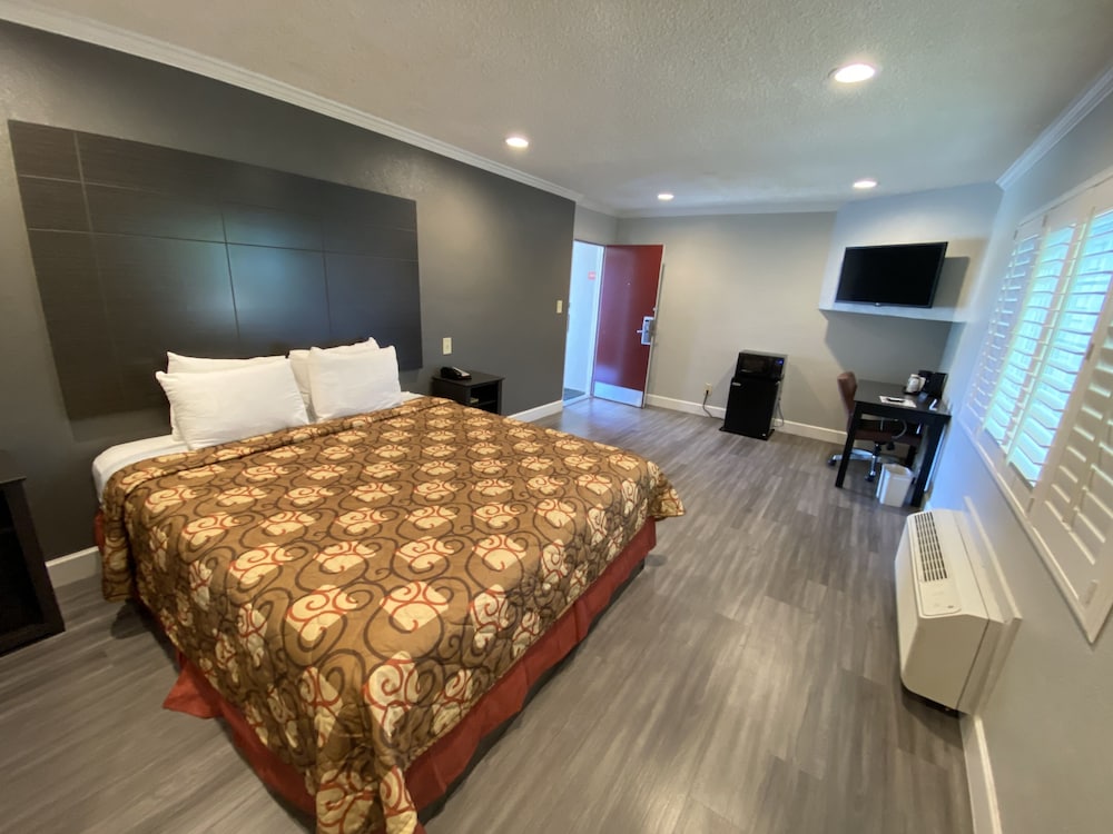 Premium Room, 1 King Bed, Non Smoking, City View photo 1