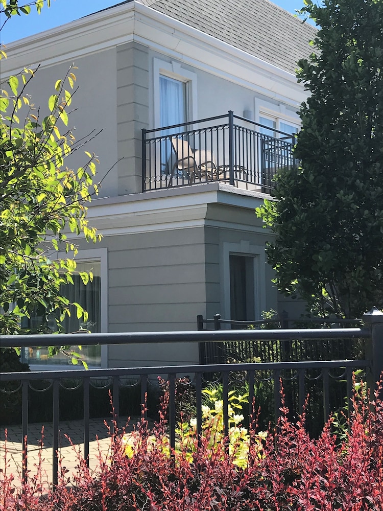 Signature Room, 1 King Bed, Non Smoking, Balcony (Larger Room),Refrigerator and Microwave
