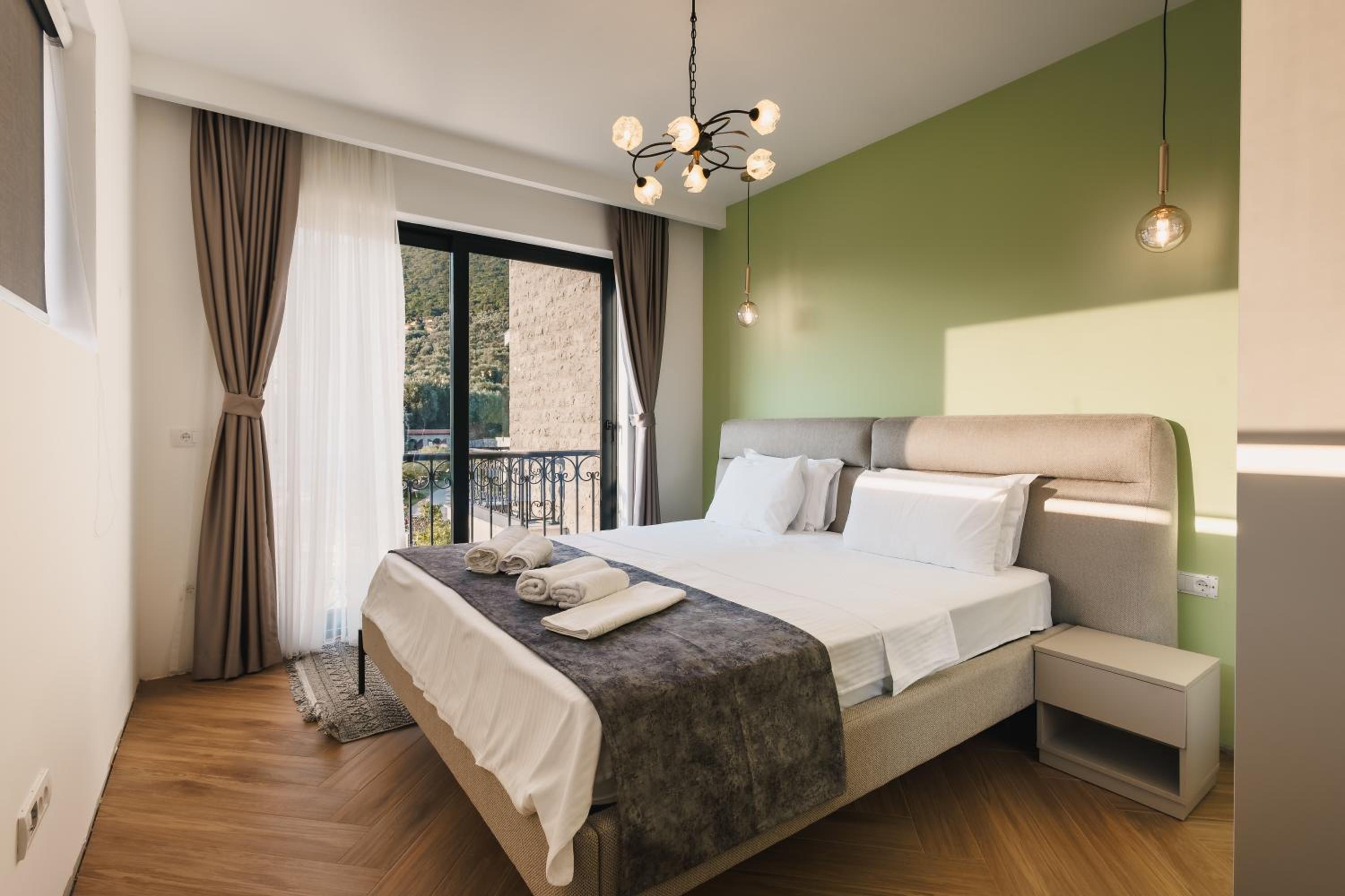 Deluxe One-Bedroom Apartment