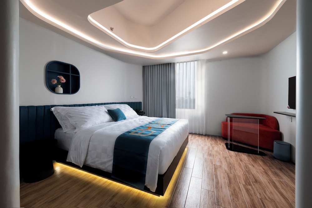 Deluxe Room, 1 Queen Bed, Smoking, City View