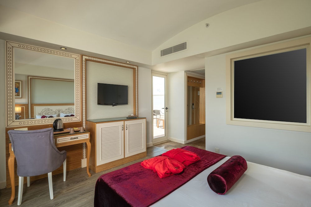Honeymoon Suite, Jetted Tub, Partial Sea View photo 2