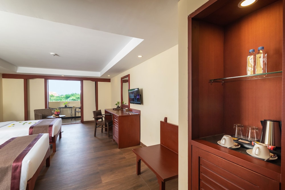 Deluxe Triple Room, Bathtub, Balcony - Photo 9
