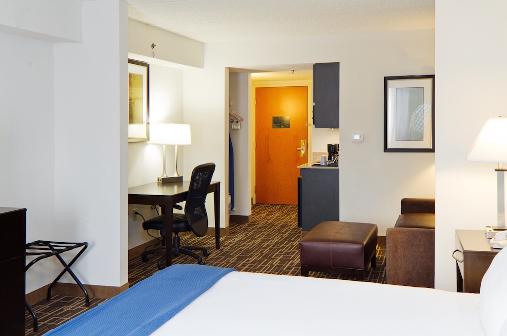 Suite, 1 Queen Bed, Accessible (Hearing) - Photo 2