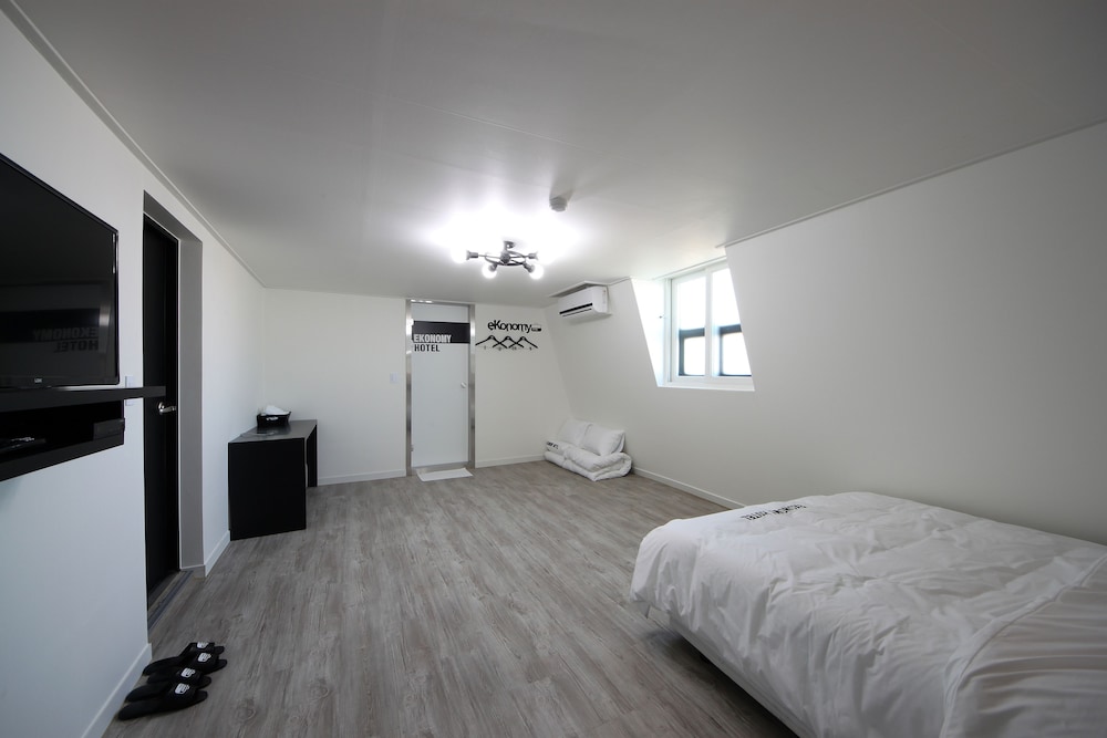Deluxe Family (Light Breakfast for 3 people, Free Access of Community Room - 1 hour per stay) photo 2